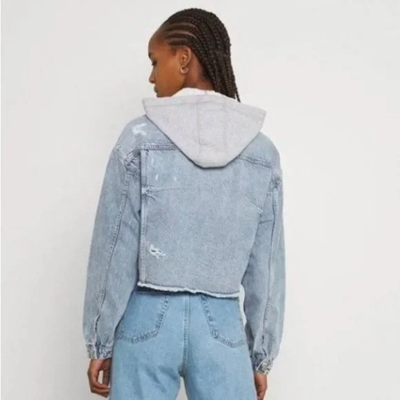๐ AMERICAN EAGLE Cropped Raw Hem Hooded Distressed Denim Jean Jacket Size Medium - Picture 3 of 10